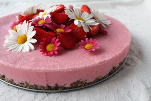 The Green Kitchen - gefrorener Erdbeer-Cheesecake auf Sonnenblumenkernen-Kruste III